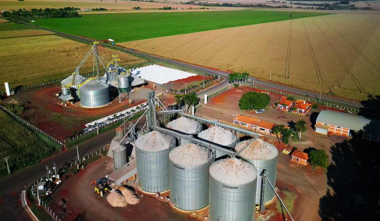 Silos em uma área de produção rural no Paraná