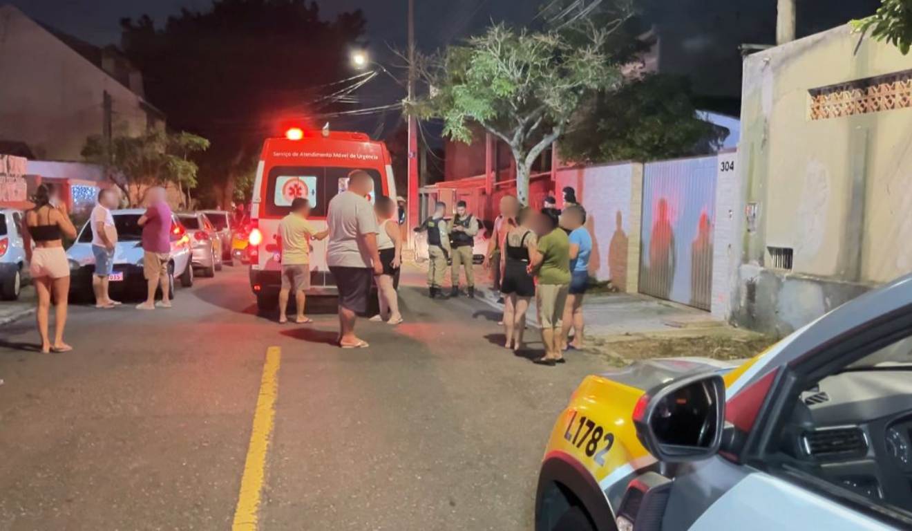 Ambulância e moradores no local do tiroteio no Sítio Cercado