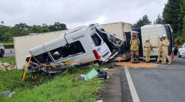 tombamento carreta e van BR-116