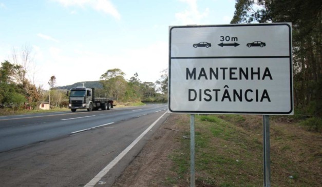 Vista geral da rodovia BR-376 na região de Ponta Grossa, nos Campos Gerais do Paraná.