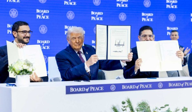 Presidente dos EUA, Donald Trump, assina documento que cria o Conselho da Paz, em Davos, na Suíça.