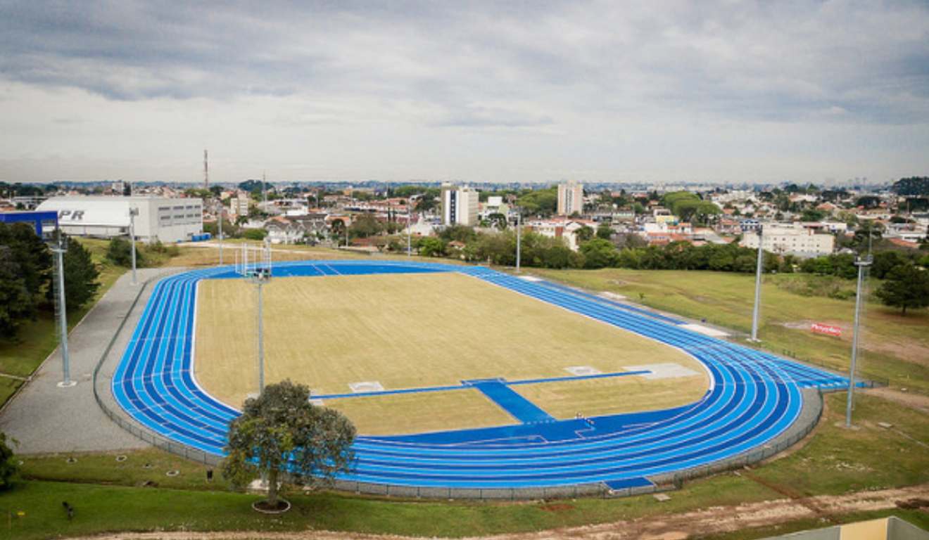 Imagem aérea da pista de atletismo do Centro Politécnico da UFPR, em Curitiba