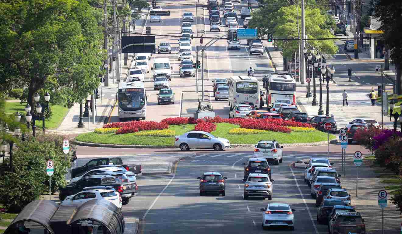 Carros na região central de CUritiba