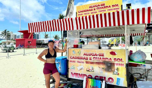 Vendedora ambulante de Matinhos em frente a barraca
