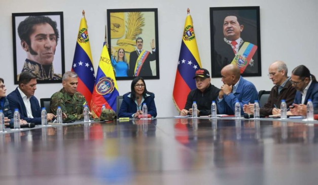 Presidente interina Delcy Rodriguez em reunião com a junta de governo da Venezuela