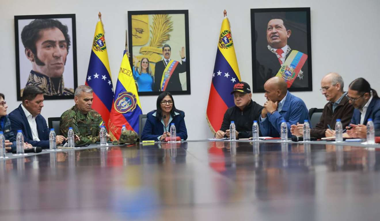 Presidente interina Delcy Rodriguez em reunião com a junta de governo da Venezuela