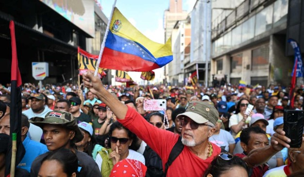 Venezuelanos protestam em Caracas contra a prisão do presidente Nicolás Maduro