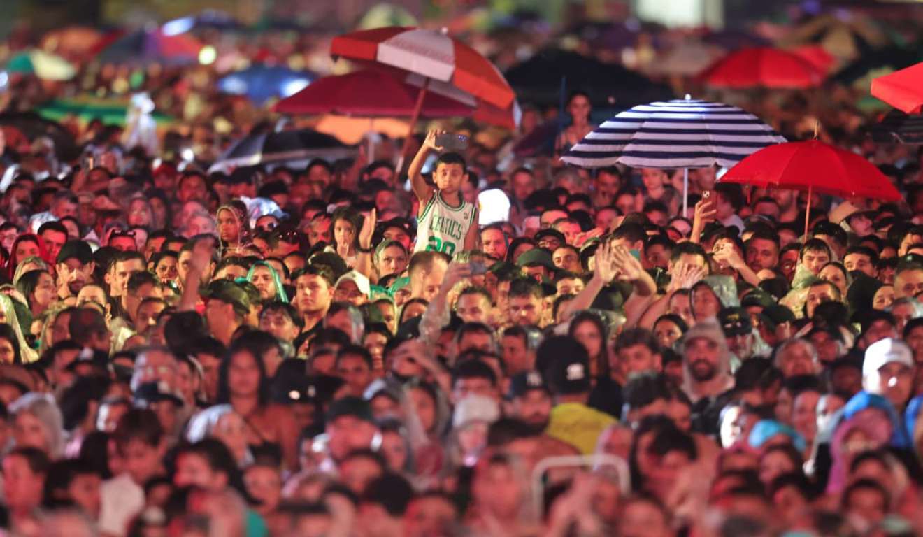 Milhares de pessoas assistem show do Verão Maior Paraná em Matinhos.