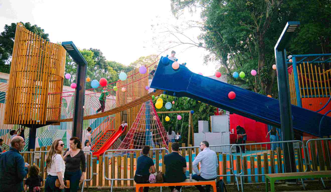 Crianças se divertem no Verão no Parque na Pedreira
