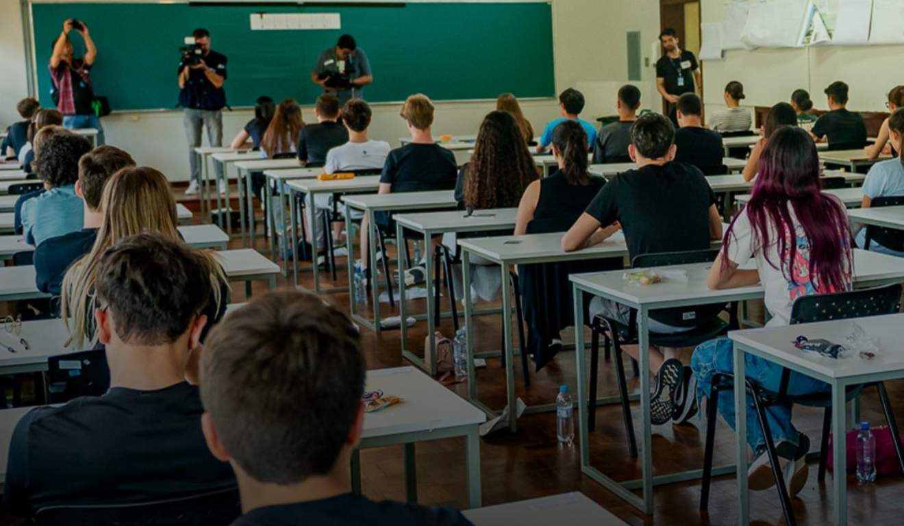 Alunos realizando vestibular na UFPR 