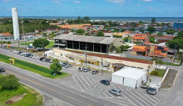 Tenda instalada ao lado de Unidade de Pronto Atendimento (UPA) de Shangri-lá em Pontal do Paraná.
