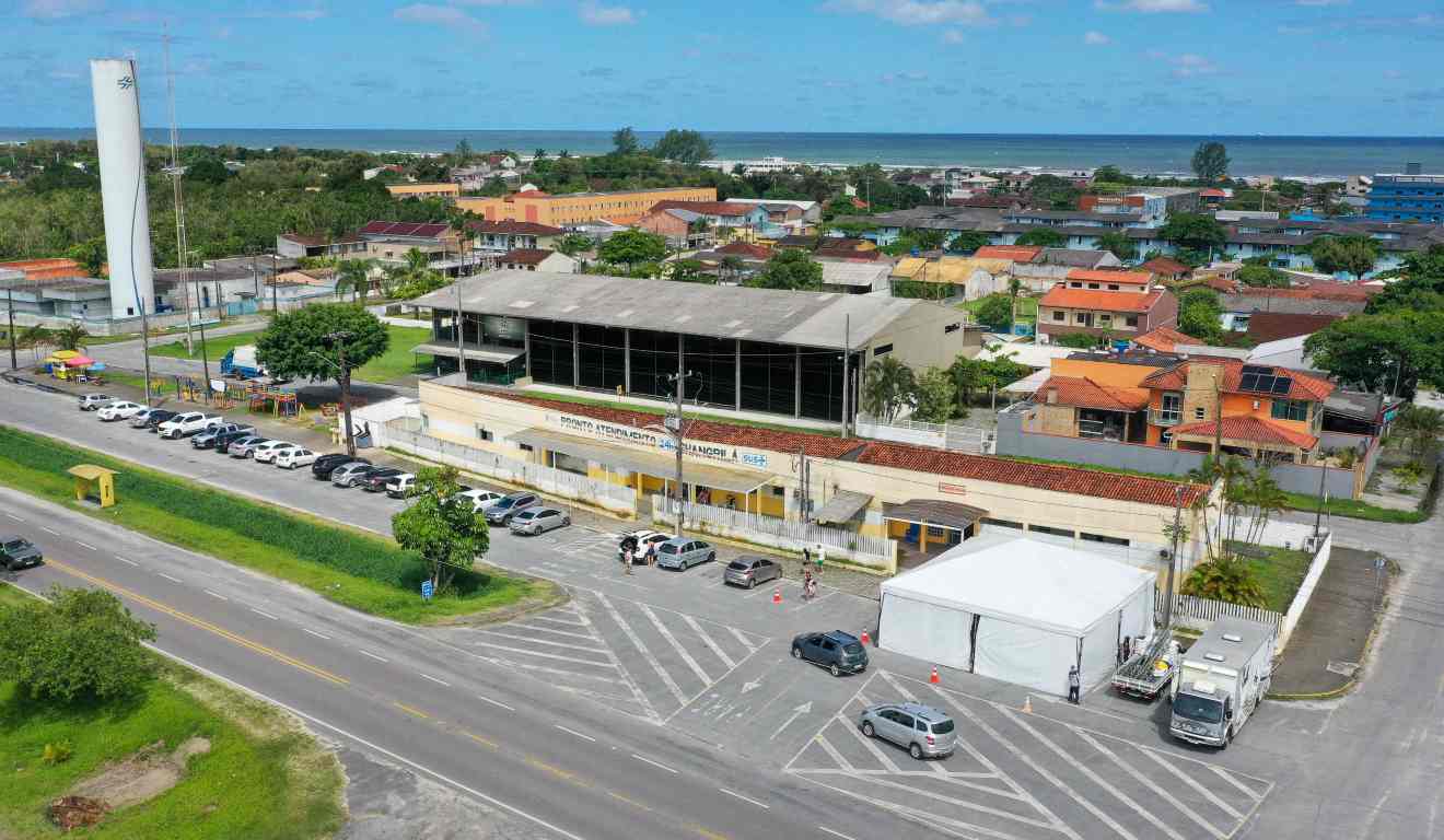 Tenda instalada ao lado de Unidade de Pronto Atendimento (UPA) de Shangri-lá em Pontal do Paraná.