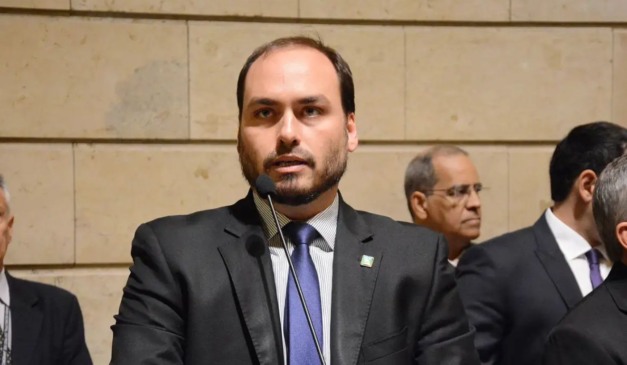 Carlos Bolsonaro na Câmara Municipal do Rio de Janeiro; vereador deve deixar o cargo para se candidatar ao Senado