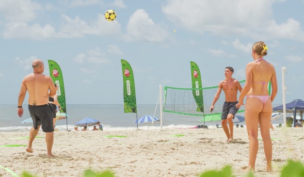 Exercitar-se na areia da praia queima mais calorias do que na academia?