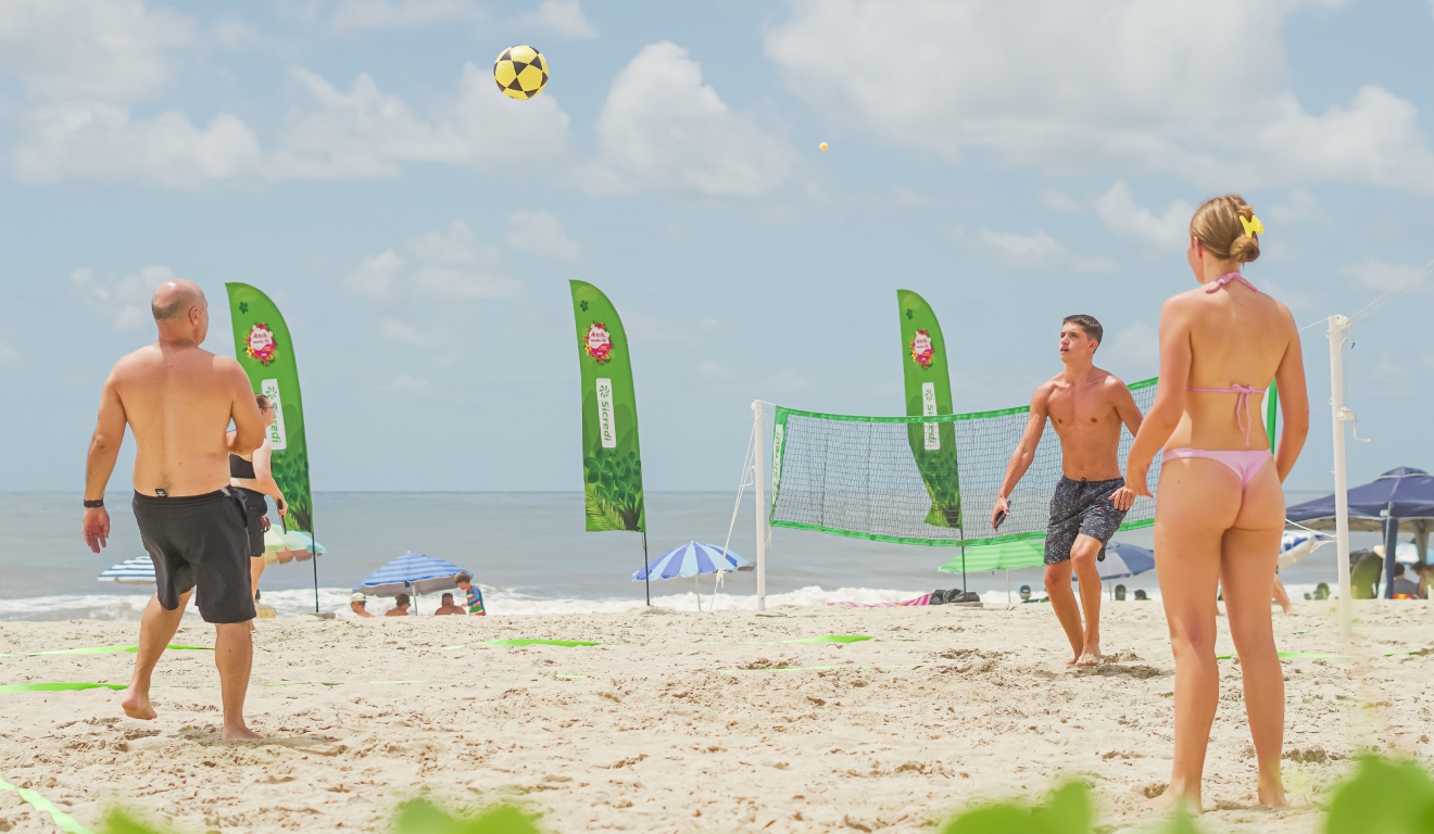 Exercitar-se na areia da praia queima mais calorias do que na academia?