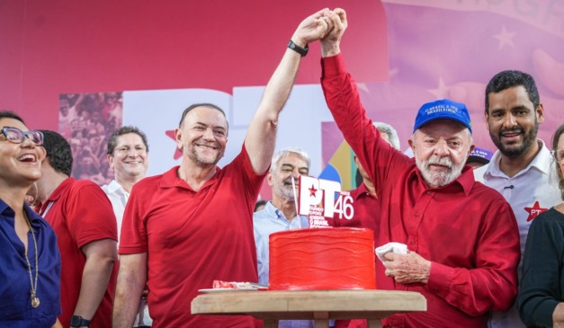 Lula posa ao lado de Edinho Silva, presidente do PT, durante cerimônia em comemoração ao aniversário do PT