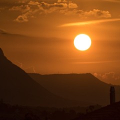 Sol ao fundo de uma montanha; El Ni&ntilde;o pode aumentar valor da conta de luz e da infla&ccedil;&atilde;o no Brasil