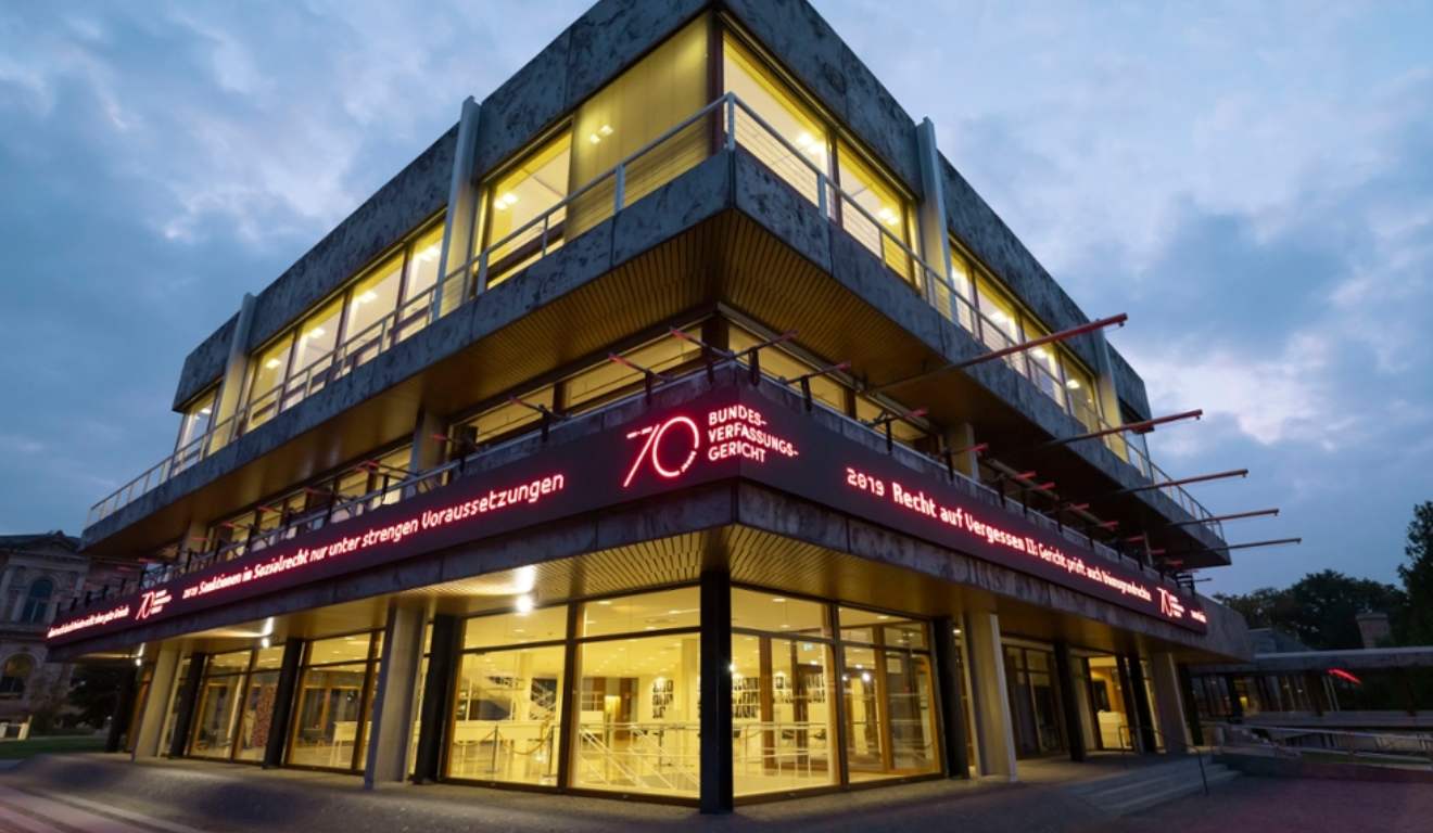 Vista da fachada do prédio que abriga o Tribunal Constitucional Federal da Alemanha, órgão equivalente ao STF do Brasil, em Berlim.