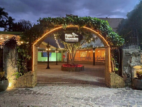 Pátio Morretes é reinaugurado com novo conceito e aposta em música, gastronomia e experiência cultural no litoral