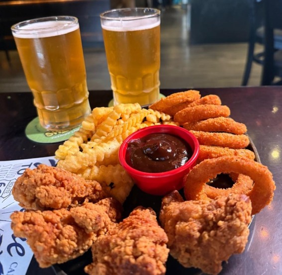 Super Bowl ganha telão, cardápio temático e clima de estádio em restaurante de Curitiba