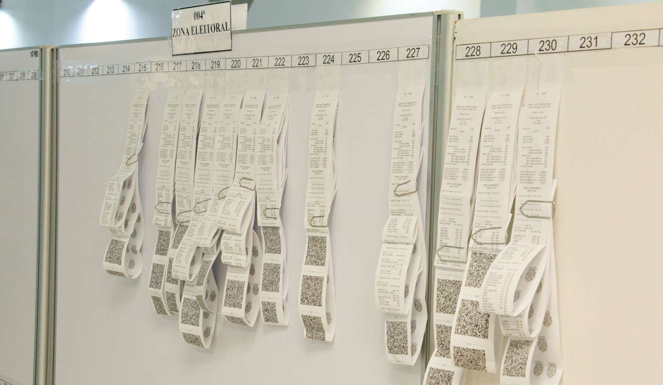 Boletins de urna impressos reunidos nas eleições de 2024 no Paraná.