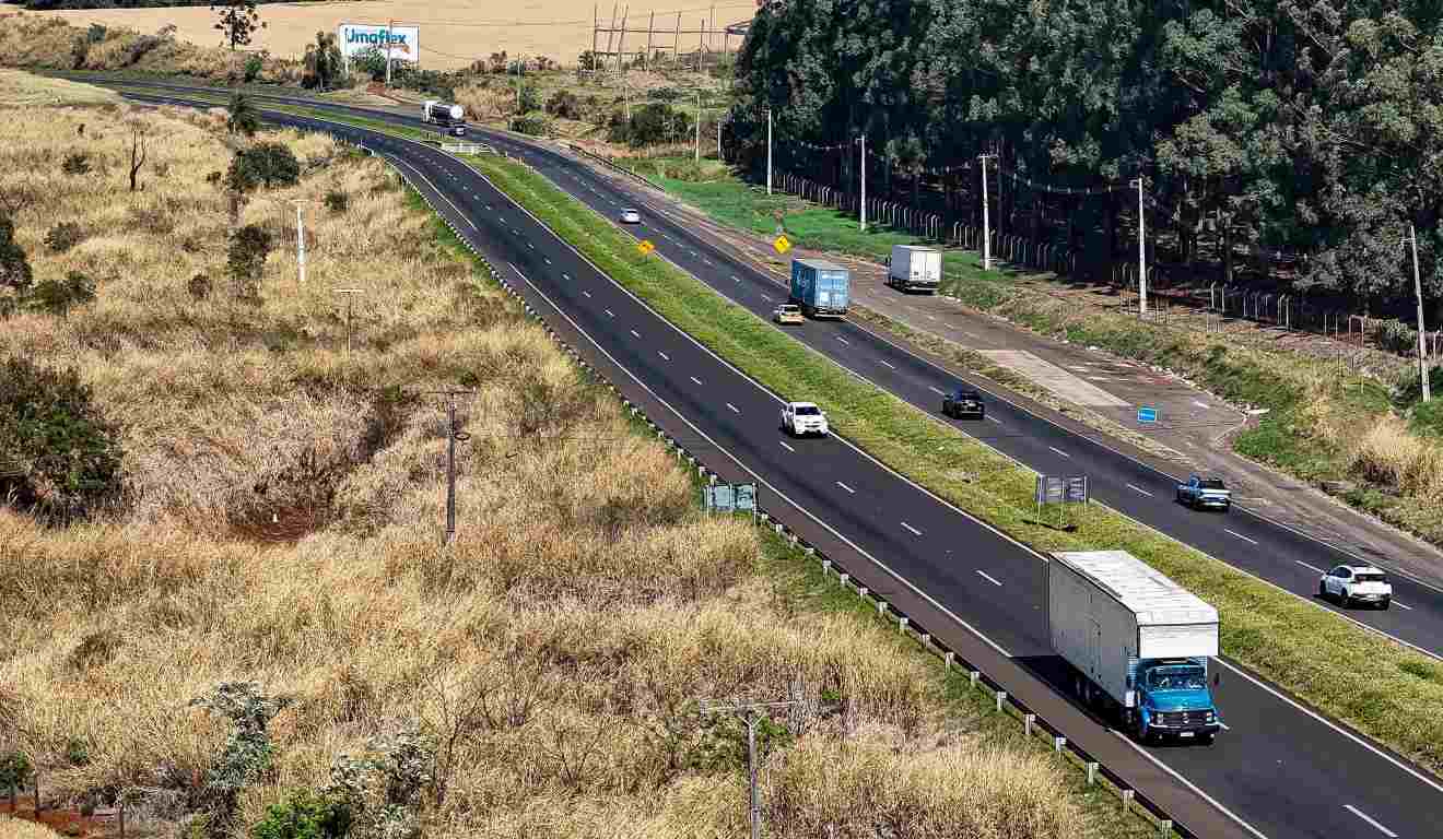 Vista a&eacute;rea da rodovia BR-369, em Rol&acirc;ndia, no Norte do Paran&aacute;