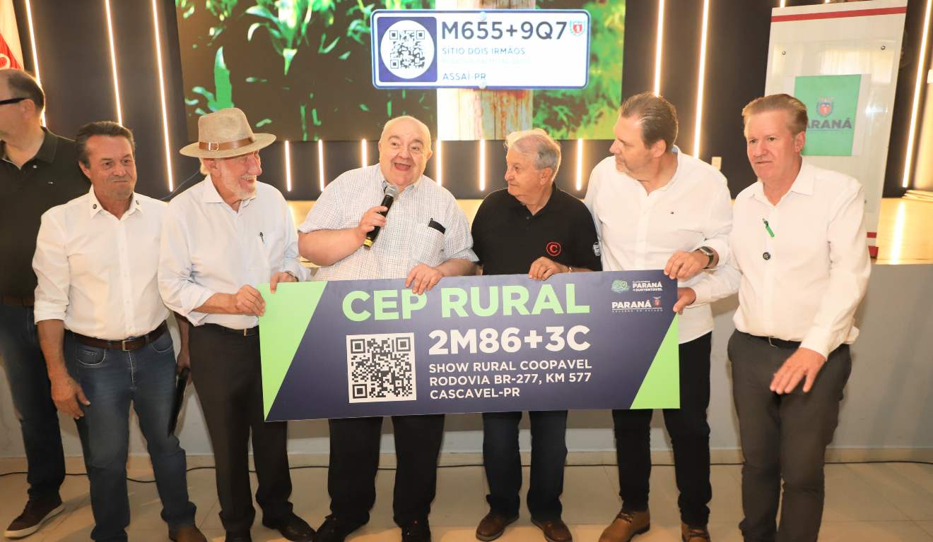 Governador em exercício Darci Piana e secretários de estados entregaram a primeira placa de CEP Rural do estado para a Coopavel