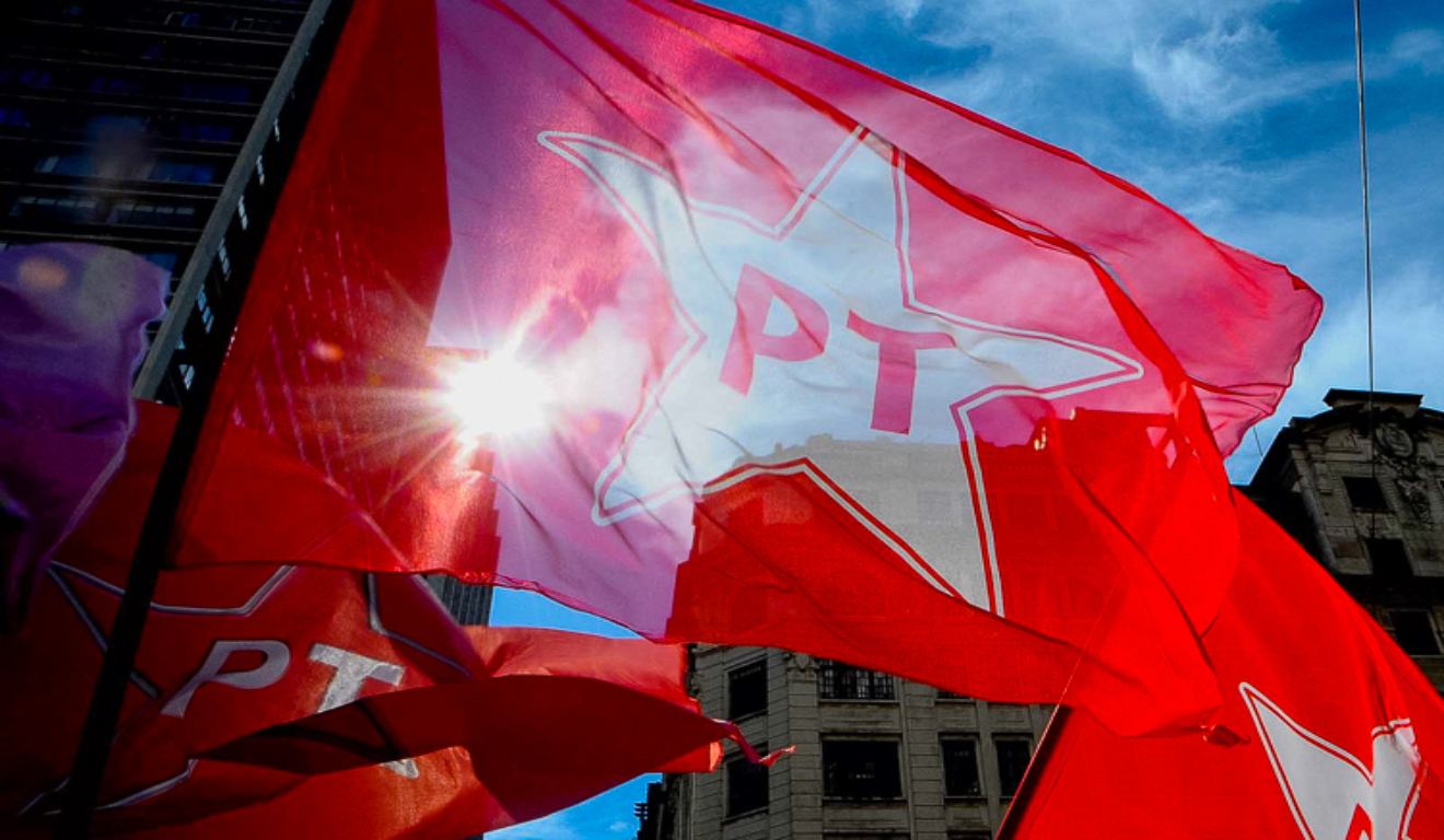 foto da bandeira do partido dos trabalhadores (PT)