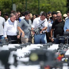 Governador Ratinho Junior e autoridades da seguran&ccedil;a p&uacute;blica observam os drones adquiridos pelo Paran&aacute; para uso das for&ccedil;as de seguran&ccedil;a.