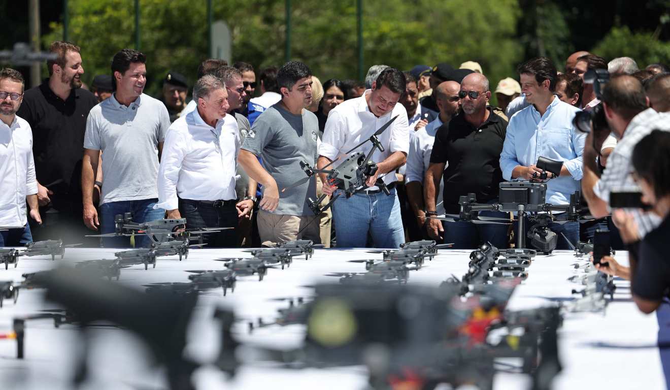 Governador Ratinho Junior e autoridades da segurança pública observam os drones adquiridos pelo Paraná para uso das forças de segurança.