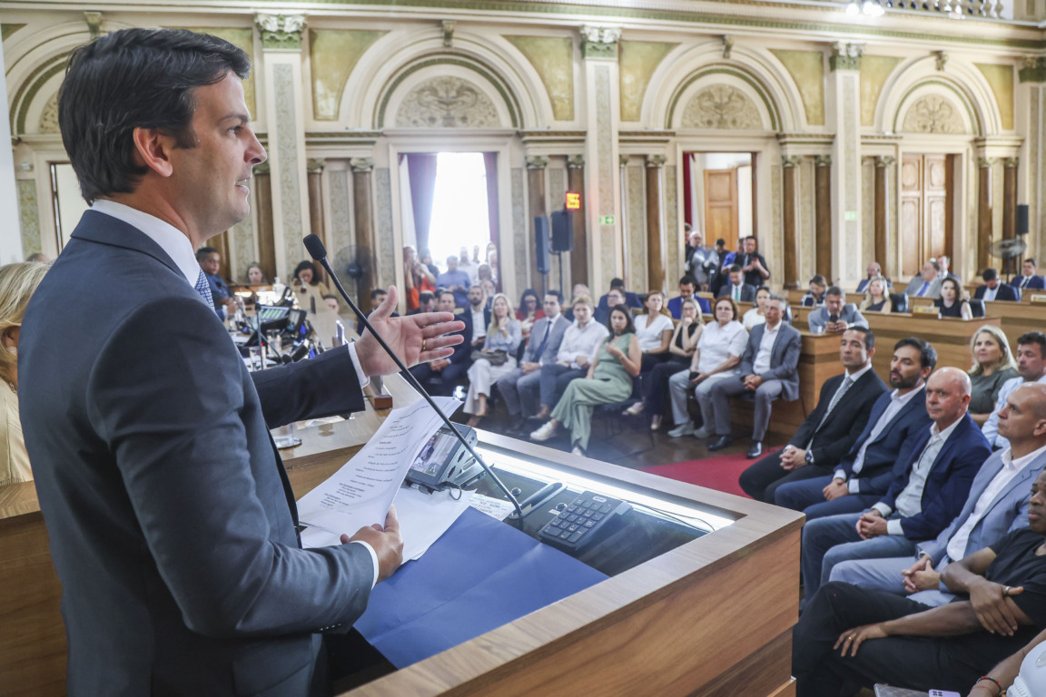Prefeito de Curitiba, Eduardo Pimentel, discursa na tribuna da Câmara Municipal de Curitiba na abertura do ano legislativo de 2026