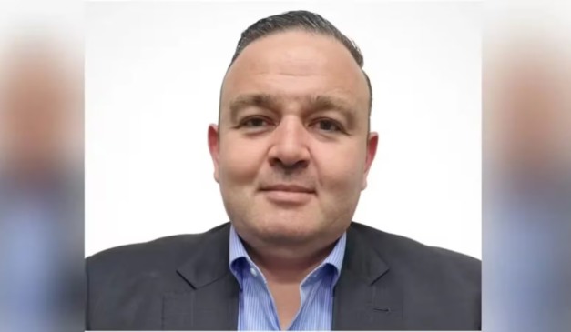 Ex-presidente do Rioprevidência em foto com terno e camisa