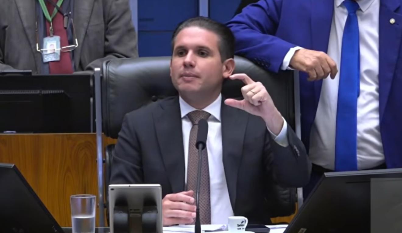 Hugo Motta durante sessão deliberativa