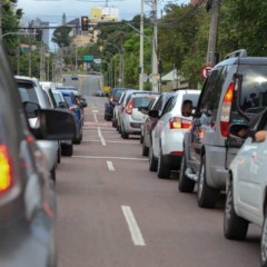 Tr&acirc;nsito com carros em Curitiba