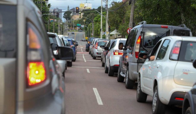 Trânsito com carros em Curitiba