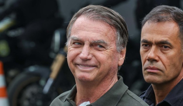 Ex-presidente Jair Bolsonaro deixa hospital sob forte esquema de segurança, após passar por exames, em setembro de 2025