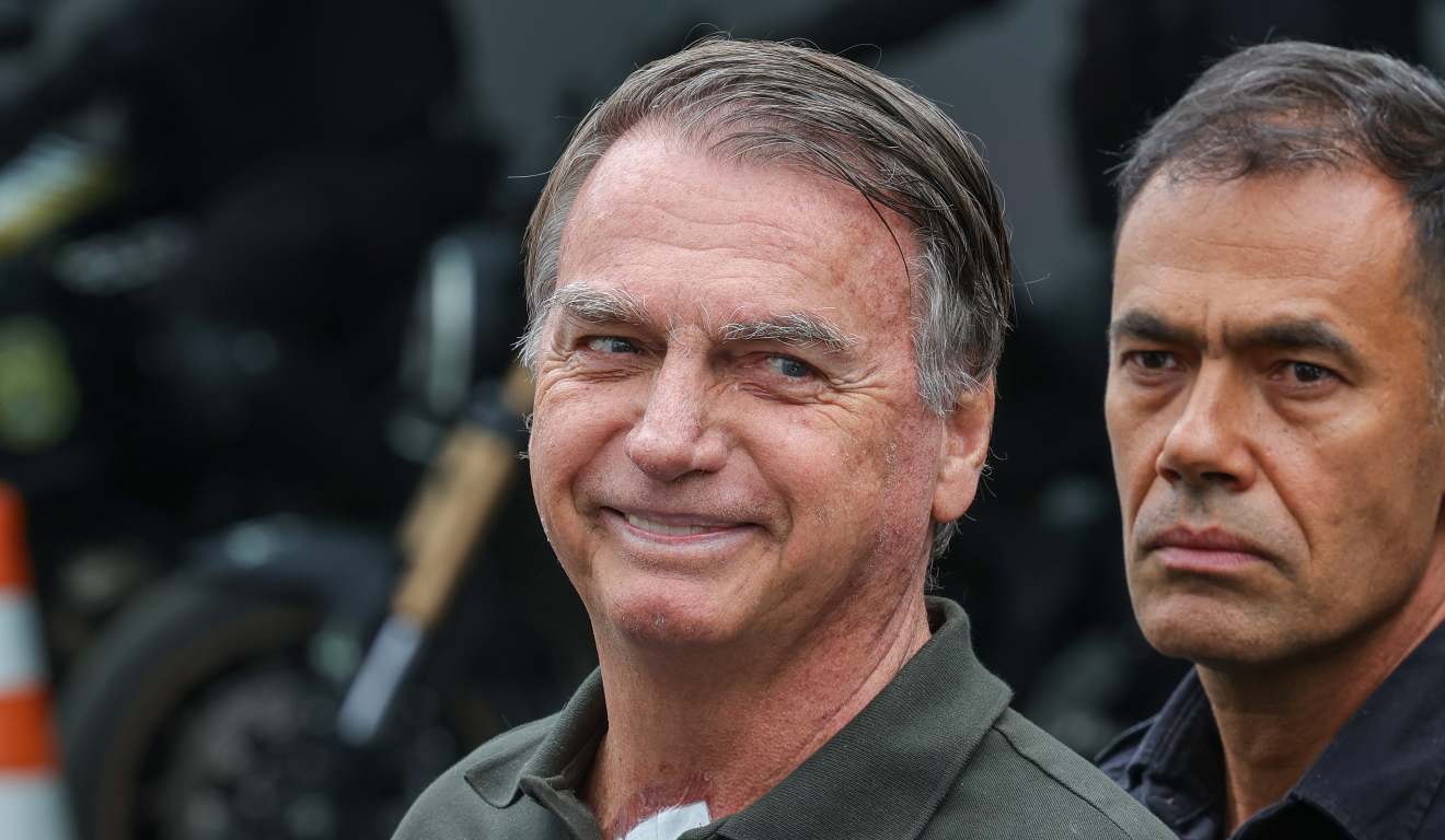 Ex-presidente Jair Bolsonaro deixa hospital sob forte esquema de segurança, após passar por exames, em setembro de 2025