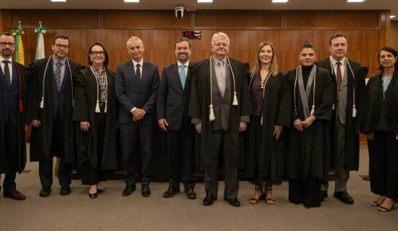 Luciano Falavinha com autoridades do TRE-PR ao lado