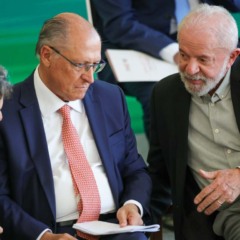 Presidnete do Brasil, Luiz Inácio Lula da Silva, conversa com o ministro da Fazenda, Fernando Haddad, e o vice-presidente Geraldo Alckmin durante solenidade no Palácio do Planalto