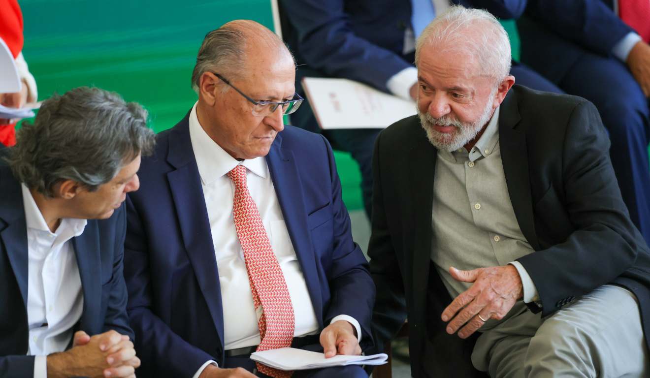 Presidnete do Brasil, Luiz Inácio Lula da Silva, conversa com o ministro da Fazenda, Fernando Haddad, e o vice-presidente Geraldo Alckmin durante solenidade no Palácio do Planalto