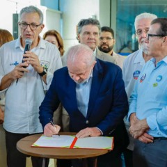 Presidente Lula assina medida provisória que permite acesso de hospitais filantrópicos a recursos do FGTS em ato em Salvador.