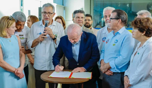 Presidente Lula assina medida provisória que permite acesso de hospitais filantrópicos a recursos do FGTS em ato em Salvador.