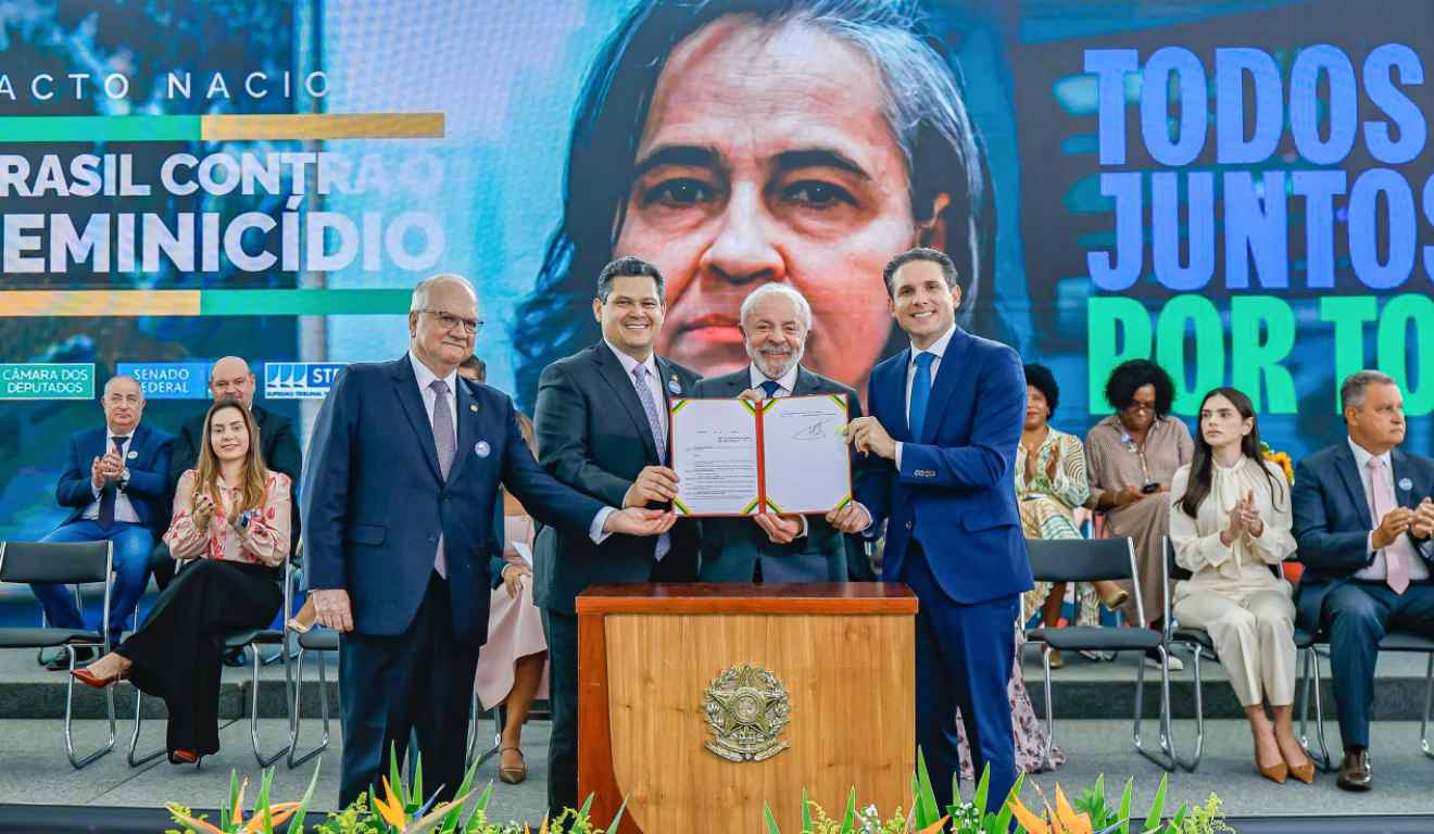 Presidente do STF, EDson Fachin, presidnete do Congresso, Davi Alcolumbre, presidente da República, Luiz Inácio Lula da Silva e presidente da Câmara, Hugo Motta, exibem documento que oficiliza o Pacto Nacional Brasil contra o Feminicídio