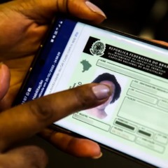 foto de cnh digital na tela do celular