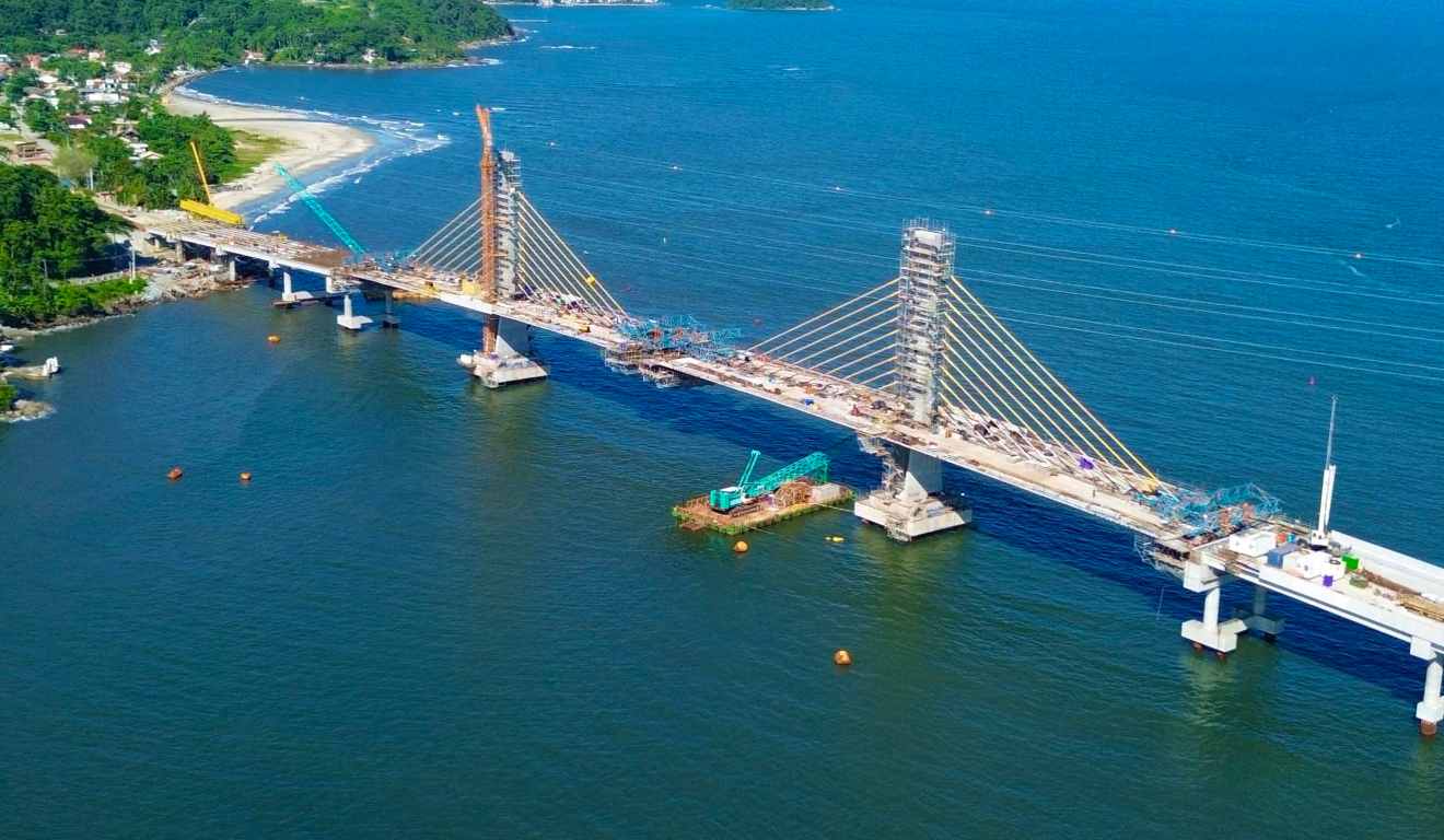 Vista aérea das obras de construção da ponte de Guaratuba, no Litoral do Paraná