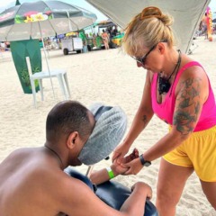 Mulher fazendo massagem em homem na Arena Mundo Ric