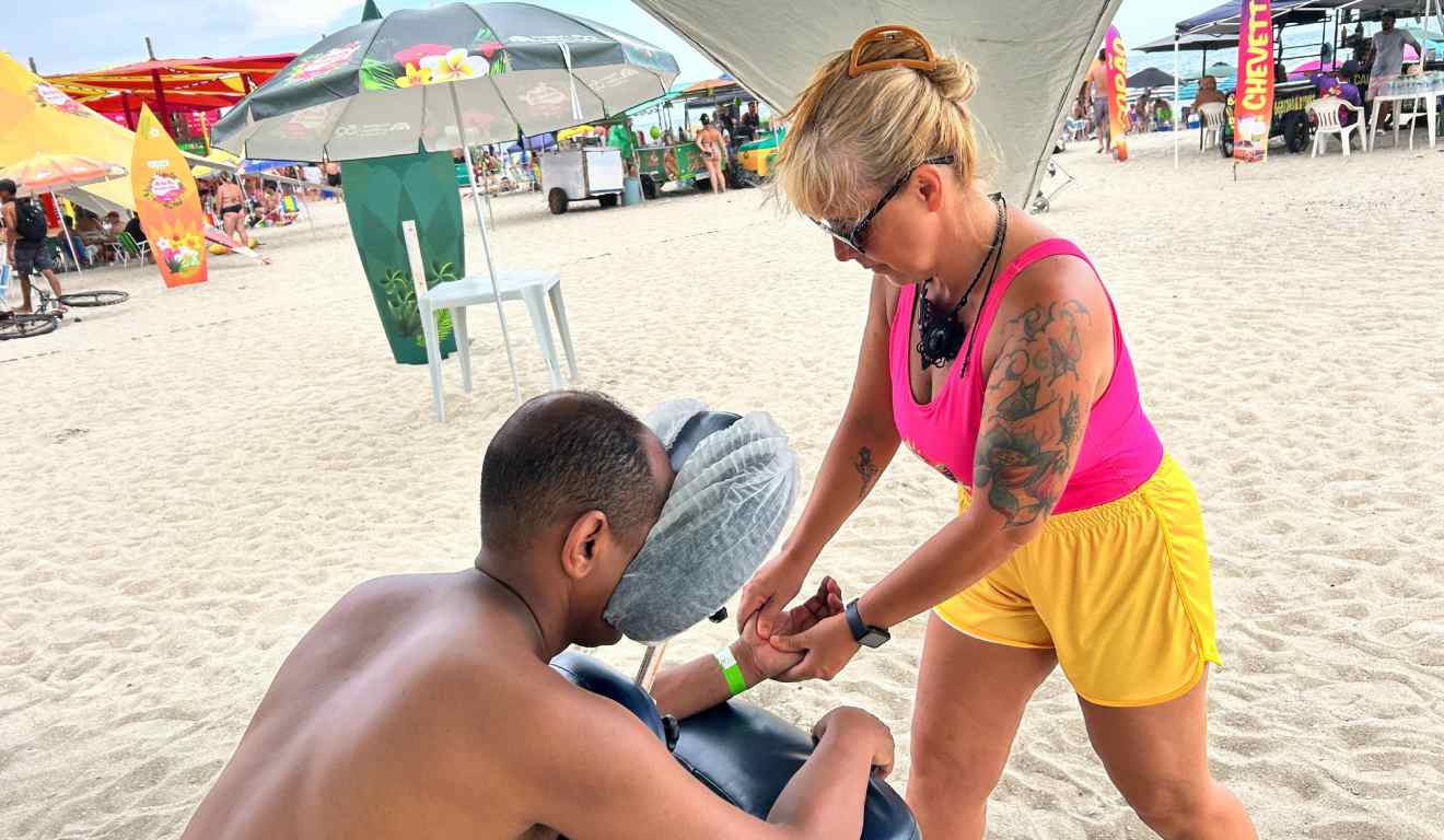 Mulher fazendo massagem em homem na Arena Mundo Ric