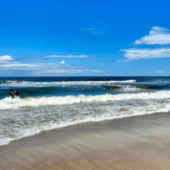 Praia de Matinhos com pessoas dentro