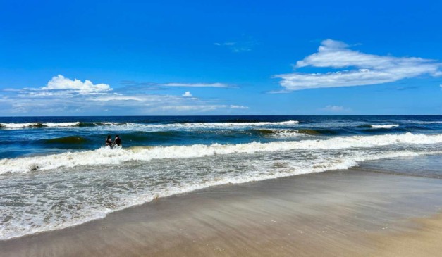 Praia de Matinhos com pessoas dentro