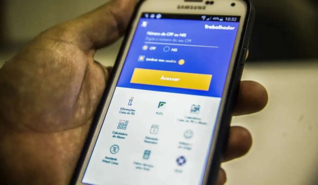 Celular com o aplicativo do FGTS